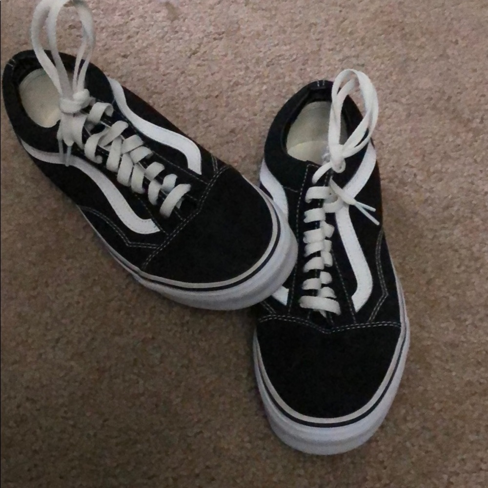 Black lace low top vans